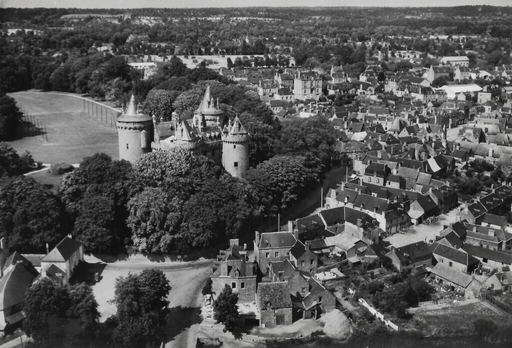 Hôtel du Château Combourg - vue aérienne de Combourg 1950