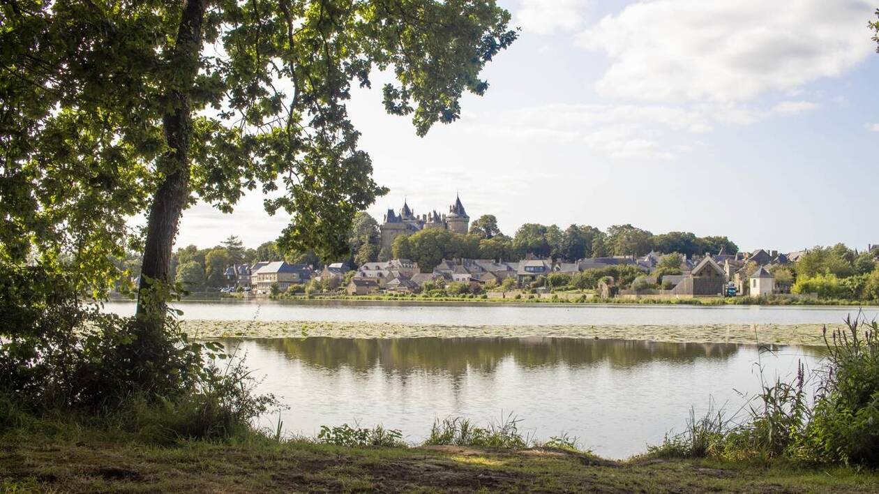 Vue de Combourg ay bord du Lac Tranquille Hotel du Chateau