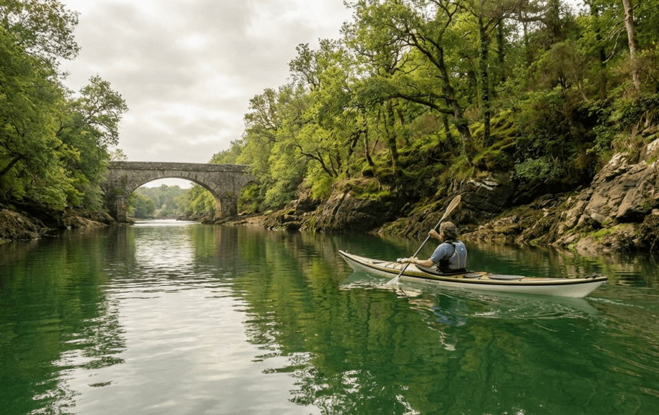 Kayak sur la Rance entre Dinan et la mer en Bretagne avec vue sur les berges boisées