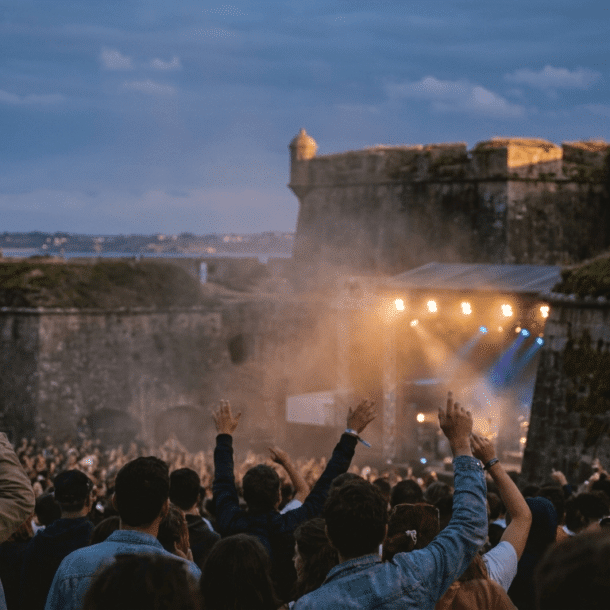 Concert en plein air au Fort de Saint-Père lors du festival La Route du Rock près de Saint-Malo en Bretagne