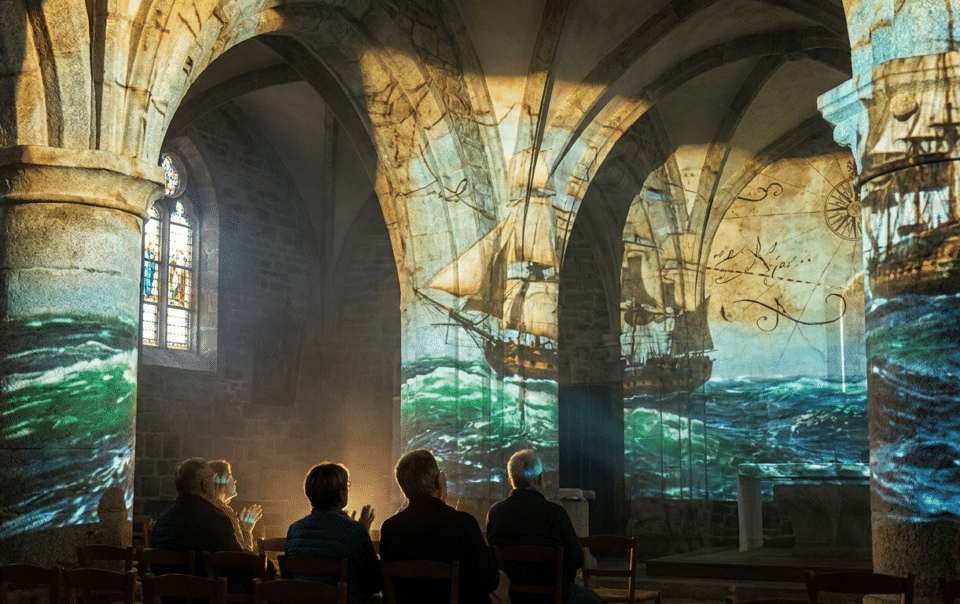Spectacle sons et lumières Terra Aletia dans l'Église Sainte-Croix de Saint-Malo, projections sur les voûtes en Bretagne