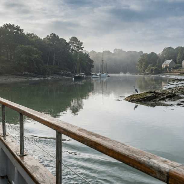 Bateau de croisière naviguant sur la Rance entre Dinan et Saint-Malo au cœur de la Bretagne