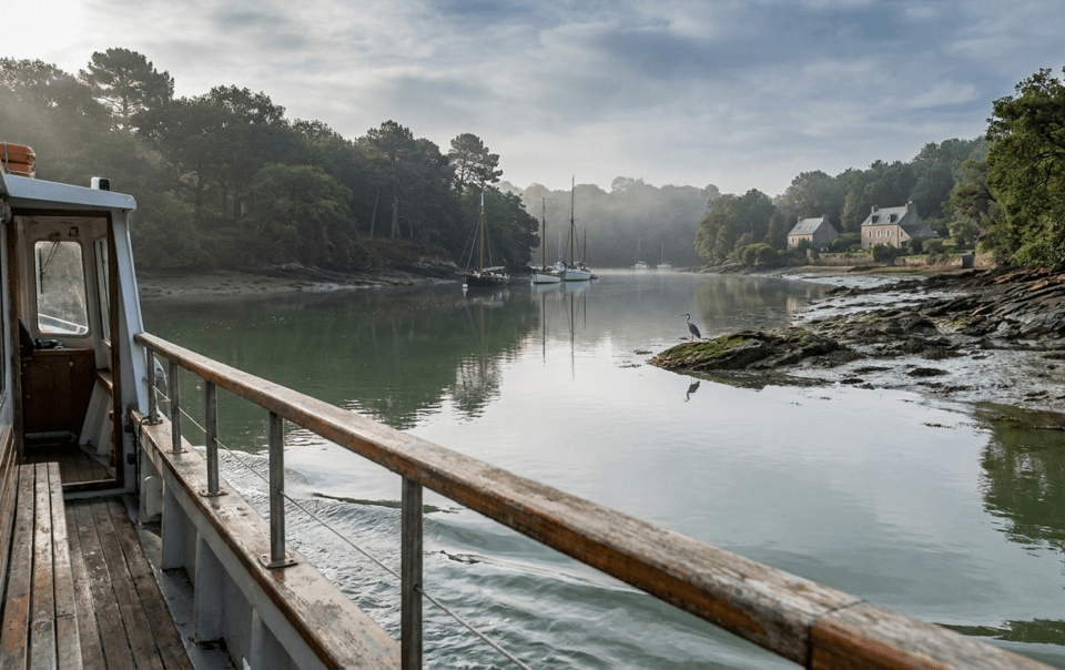 Bateau de croisière naviguant sur la Rance entre Dinan et Saint-Malo au cœur de la Bretagne