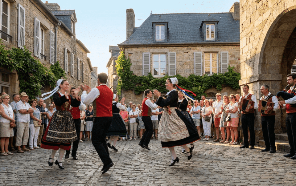 Danseurs en costumes traditionnels du Festival Folklores du Monde dans les rues de Saint-Malo en Bretagne