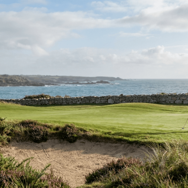 Parcours de golf en bord de mer sur la Côte d'Émeraude près de Combourg en Bretagne